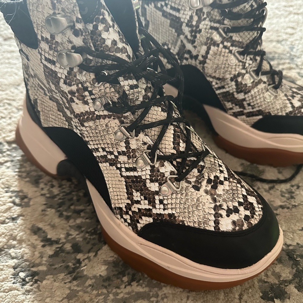 Kenneth Cole New York 

Women's Maddox 2.0 Hiker Goretex Sneakers